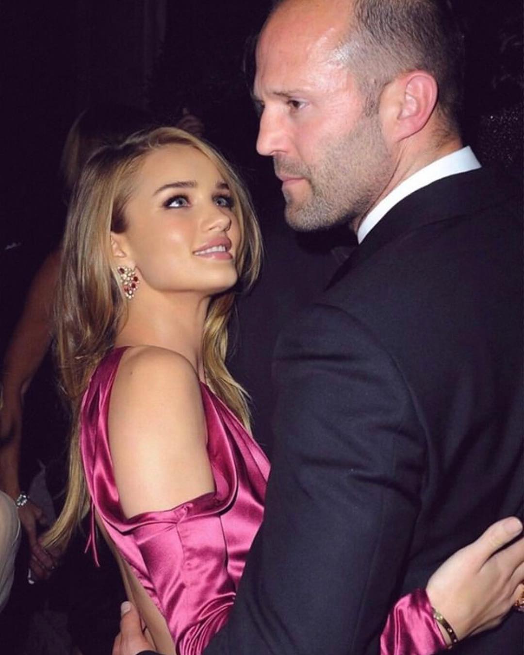 Уроки стилю: Роузі Хантингтион-Уайтлі показала, як носити головний відтінок літа