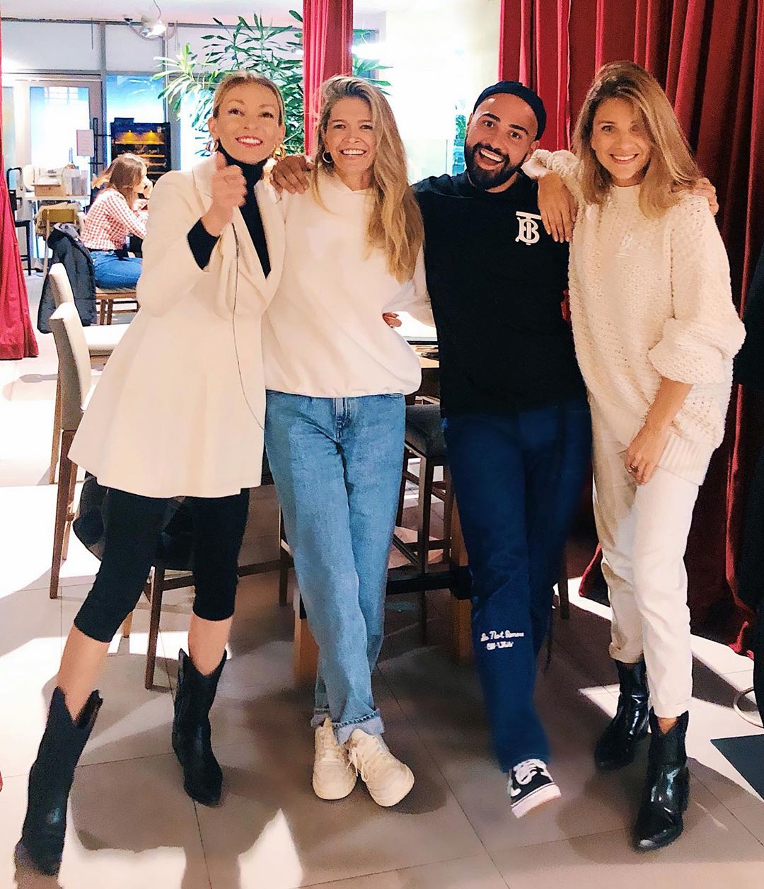 Вера Брежнева без косметики повеселилась с друзьями в Киеве