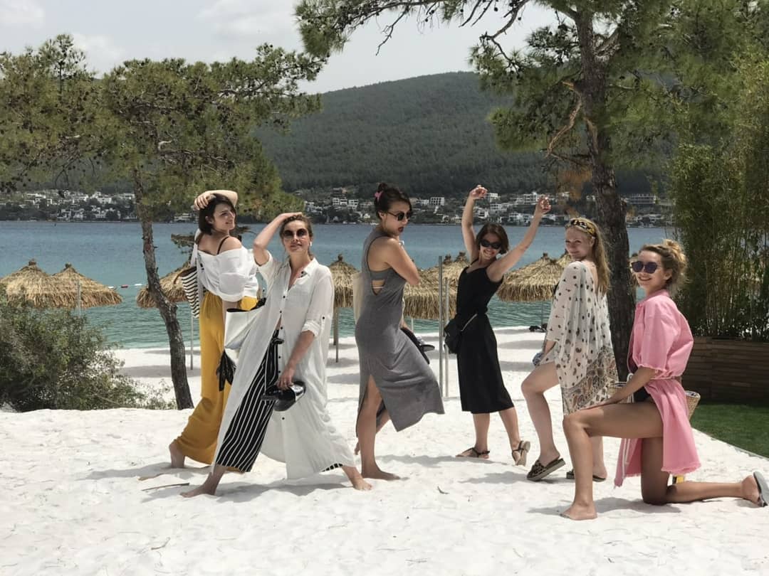 Звезды "Квартал 95" устроили горячую пляжную фотосессию в Турции