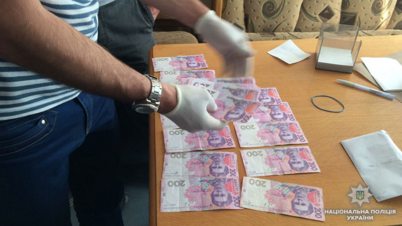 Столичная полиция задержала двух чиновников, которые наживались на госимуществе