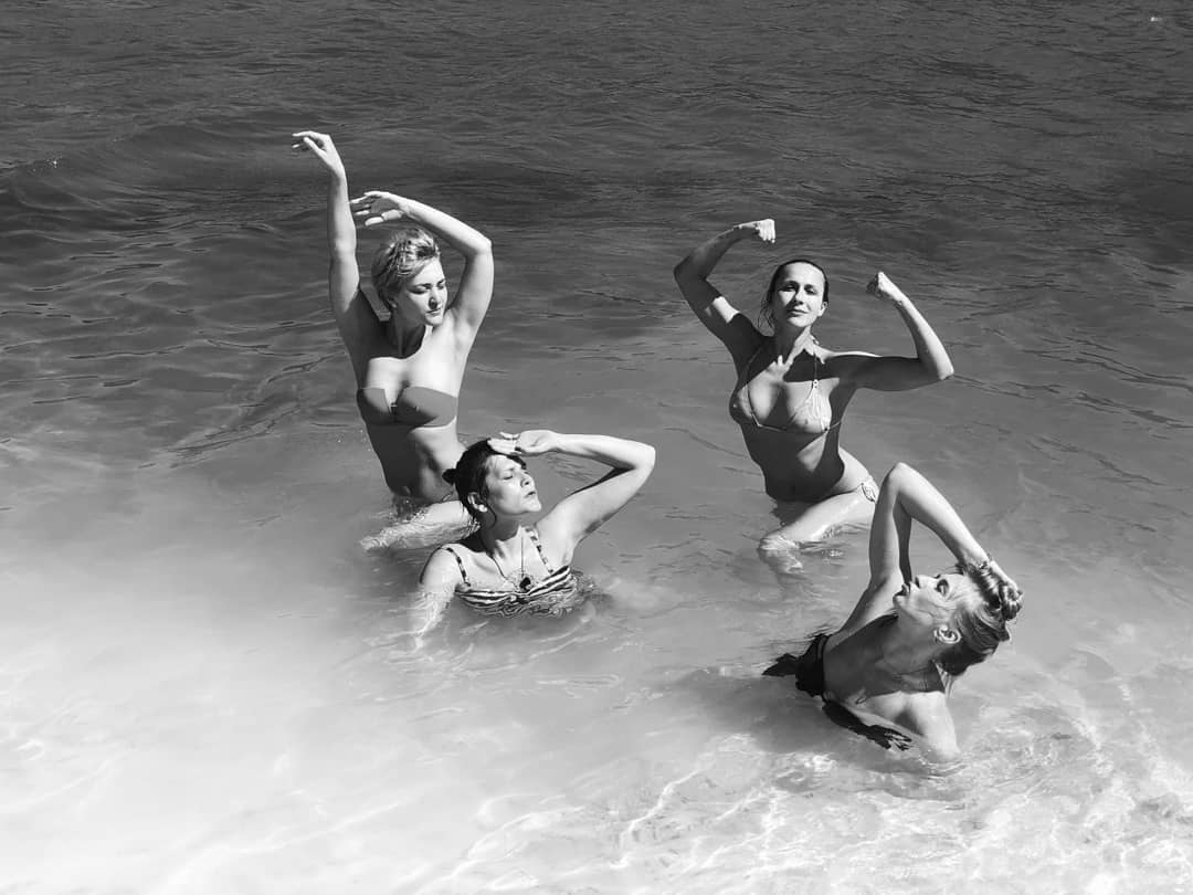 Звезды "Квартал 95" устроили горячую пляжную фотосессию в Турции