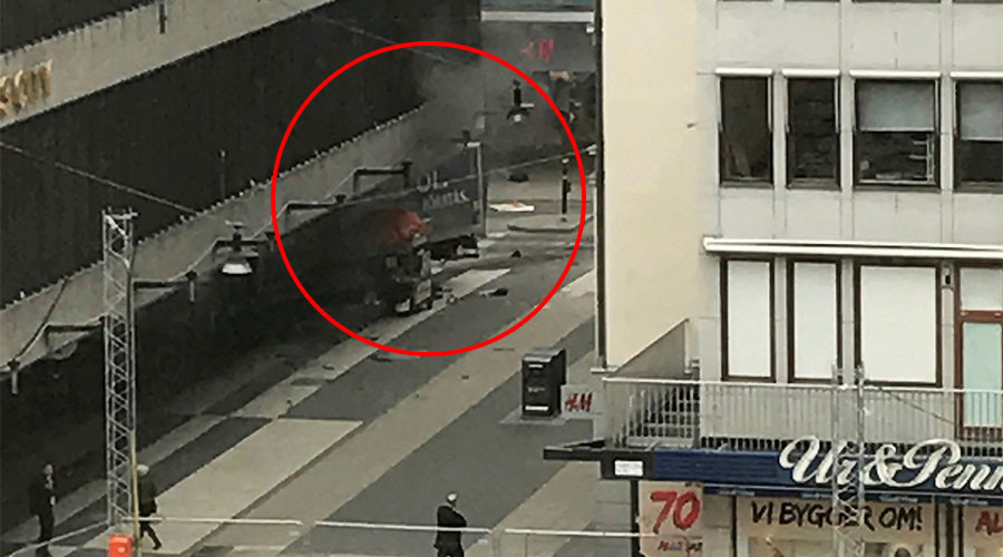 Наезд грузовика на людей в Стокгольме: погибли 3 человека