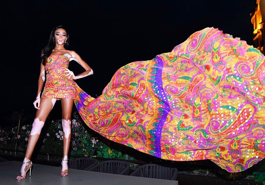 Взрыв цвета: Винни Харлоу заворожила стройной фигурой в роскошном наряде