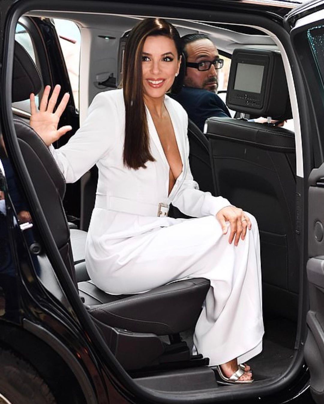 Белая магия: 44-летняя Ева Лонгория подчеркнула яркую внешность стильными светлыми нарядами