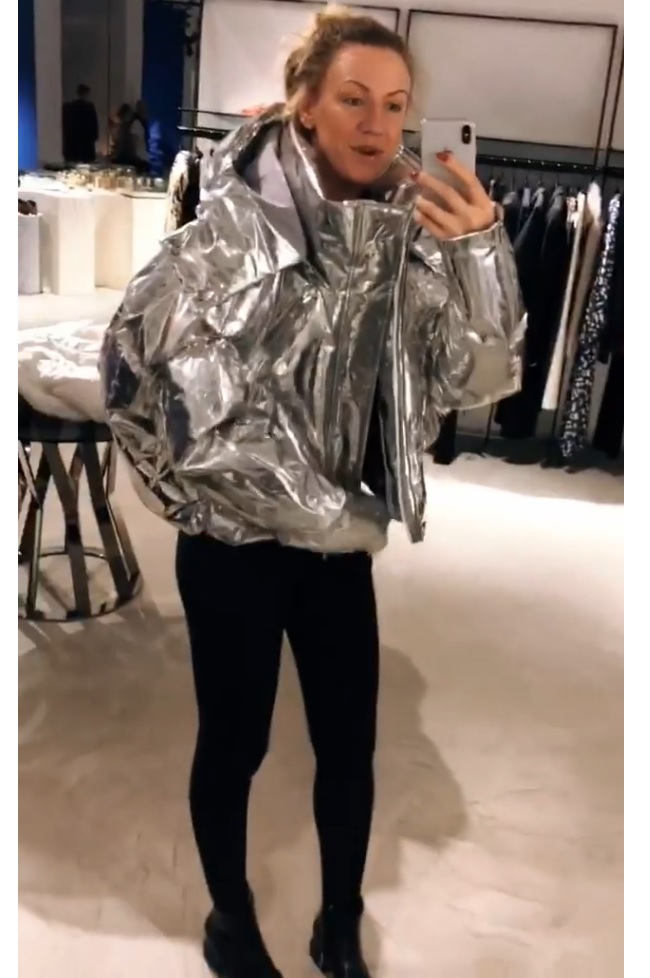 Леся Никитюк в стильном пуховике