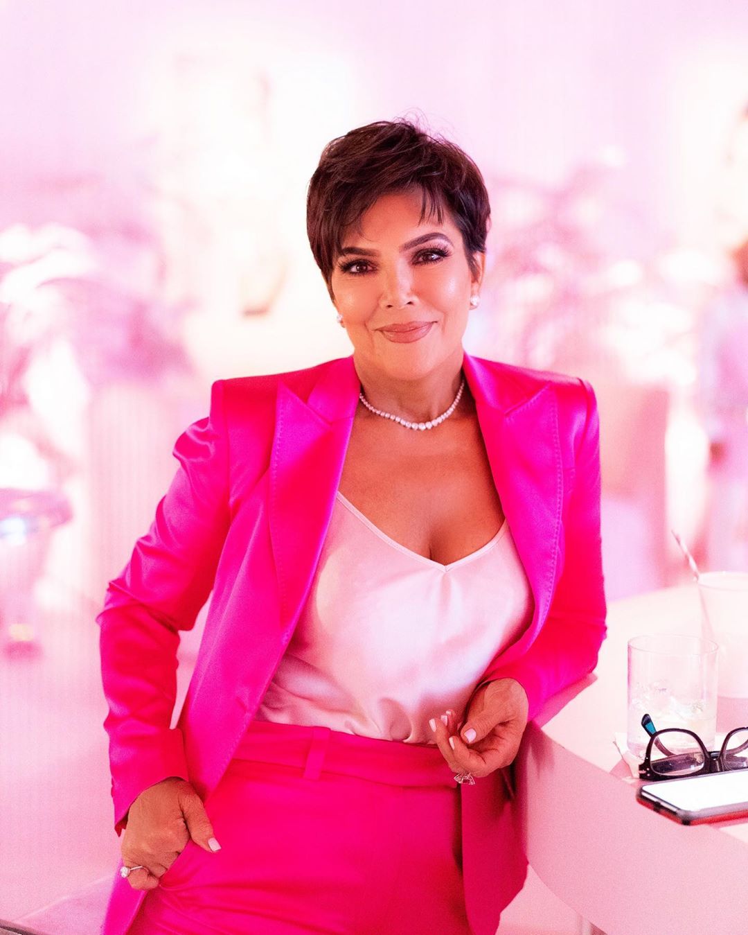 Семья – это все: Кайли Дженнер засыпала сеть фото с сестрами в розовых кукольных нарядах