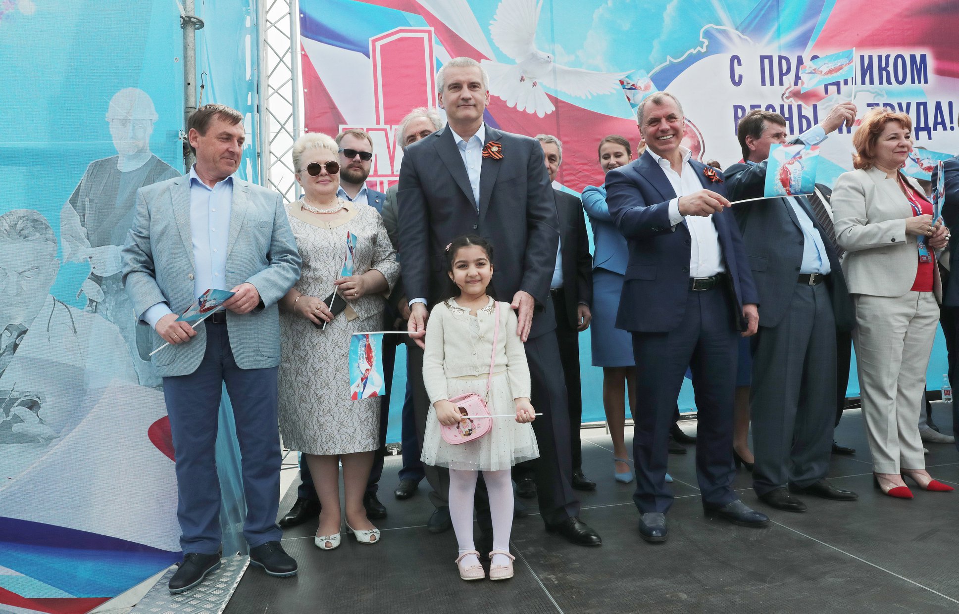 З символікою РФ: мати українських співачок засвітилася на параді в Криму (фото)