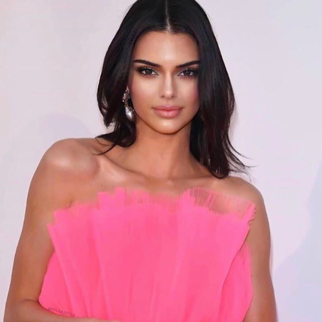 Рожева мрія: Кендалл Дженнер підкорила мережу повітряним ляльковим образом і стрункими ногами