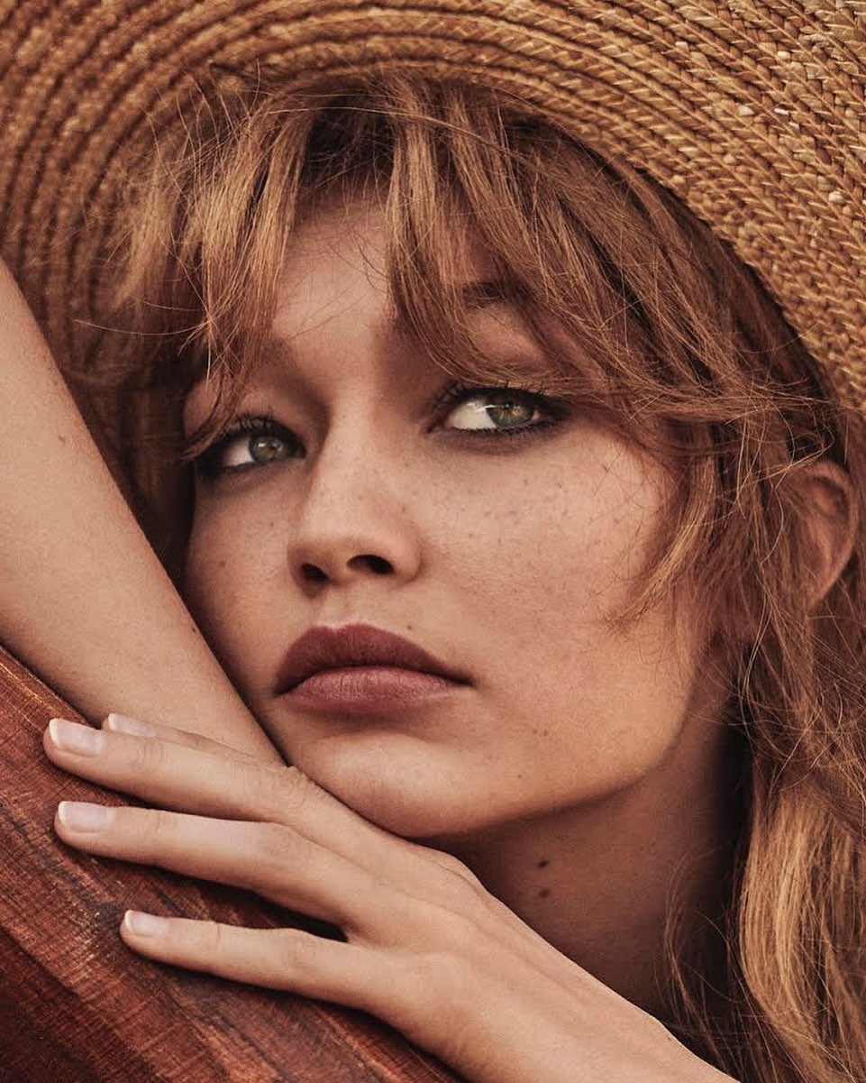 Жаркая пора: Джиджи Хадид восхитила летними образами в духе Брижит Бардо