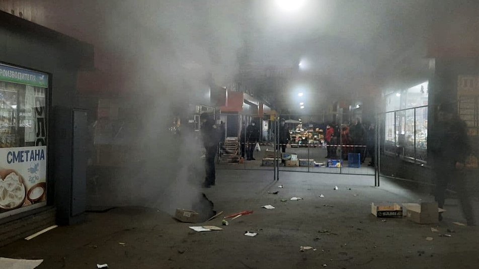 У Харкові посеред ринку біля ТЦ утворилося провалля: відео "порталу в пекло"