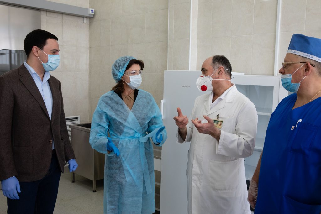 Фонд Порошенка відновив для київської лікарні швидкої допомоги ще 8 апаратів ШВЛ