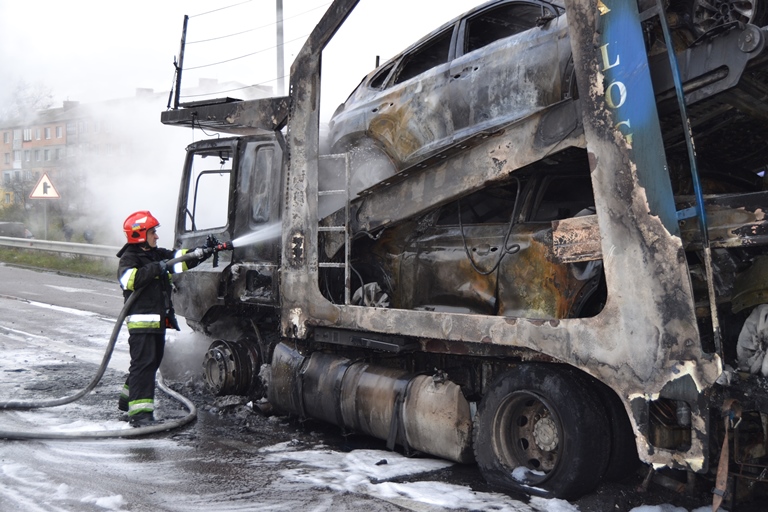 В Ровенской области столкнулись и загорелись два грузовых автомобиля, есть погибший
