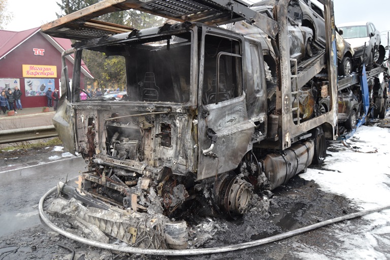 В Ровенской области столкнулись и загорелись два грузовых автомобиля, есть погибший