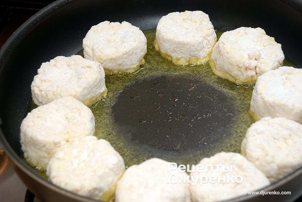 Кулинар поделился рецептом пышных сырников: обязательно добавьте этот ингредиент!