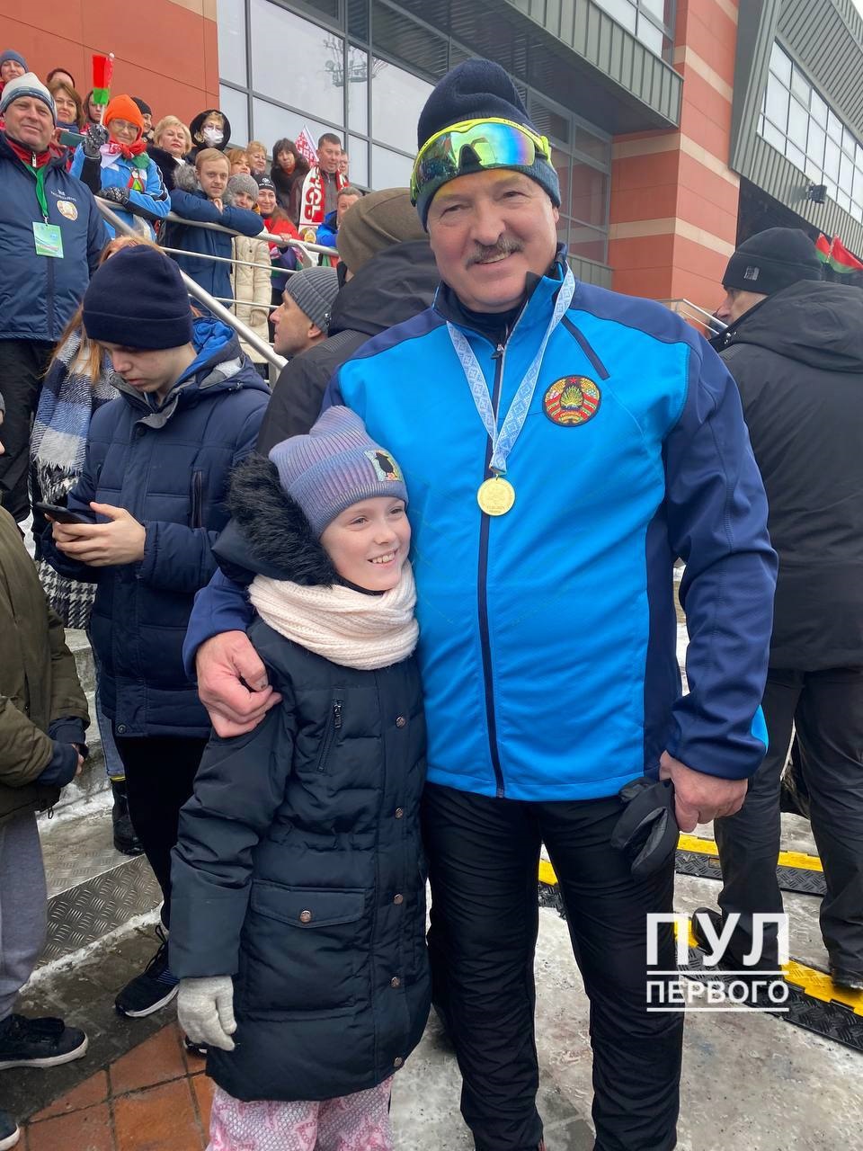 Лукашенко "молниеносно" победил в лыжной гонке, пока соперник "случайно" падал