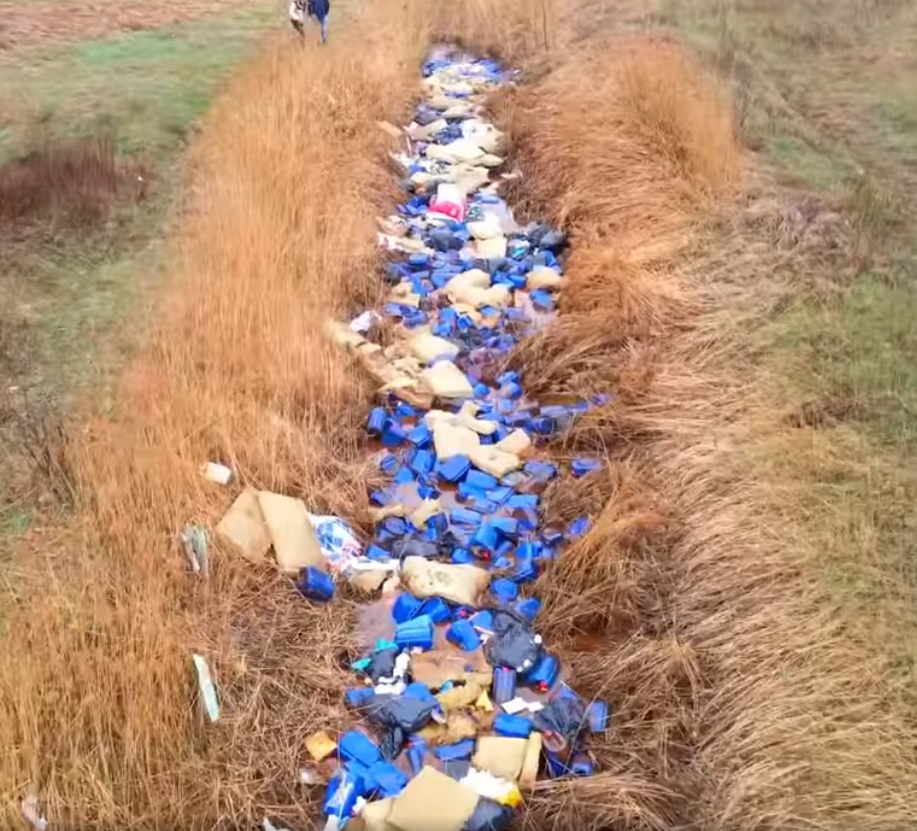 Под Киевом речку забросали канистрами с химикатами: фото и видео эко-катастрофы