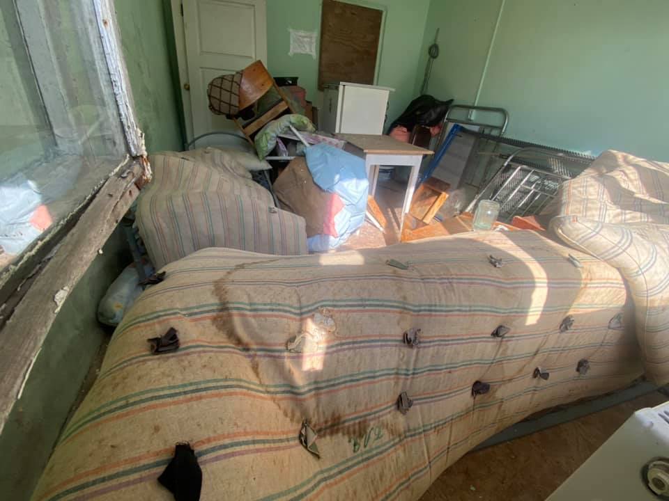 Пиво, сигарети і дихлофос: в мережі показали дитячий оздоровчий табір в Одесі (фото)