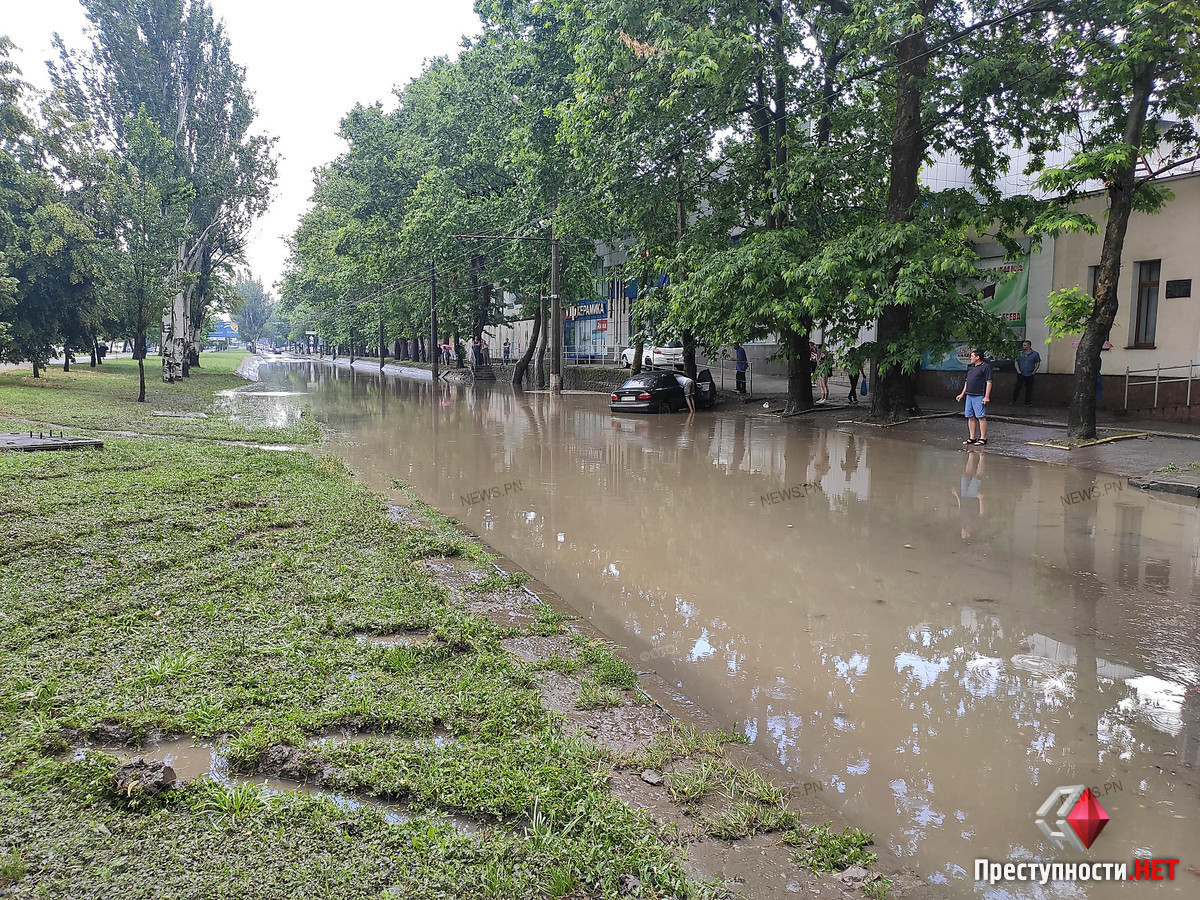 В Николаеве ливень затопил центр города: авто оказались по окна в воде