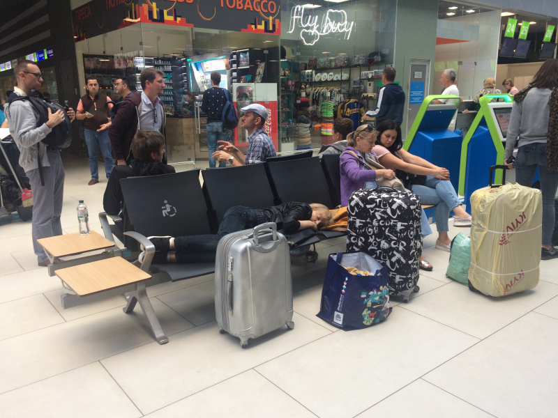 Задержка рейсов в аэропорту "Киев": более 170 пассажиров заселены в отели