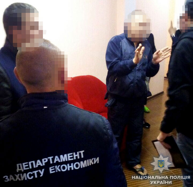 Нацполіція затримала кількох держслужбовців на отриманні хабарів