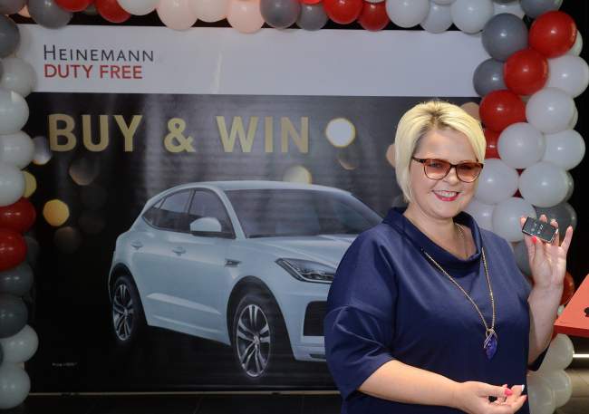 Компанія Heinemann Duty Free вручила переможцю промо-акції Buy &amp; Win новий Jaguar E-Pace