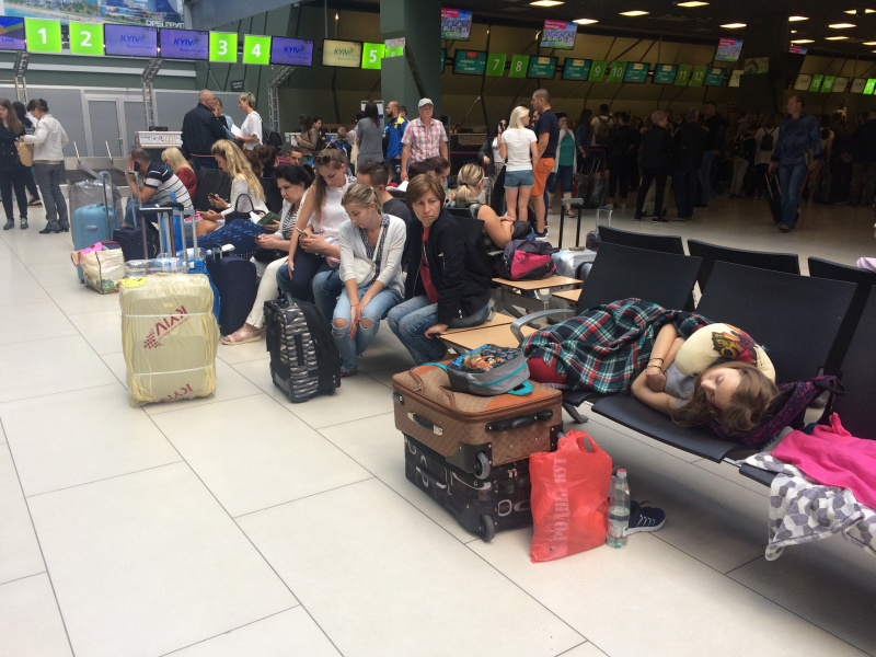 Затримка рейсів в аеропорту "Київ": понад 170 пасажирів заселені в готелі