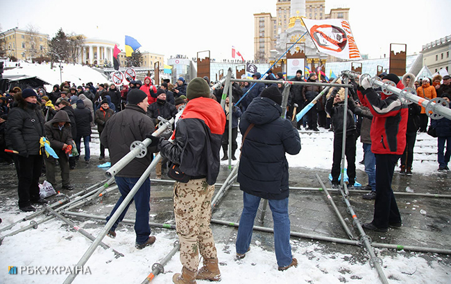 В центре Киева активисты начали разбирать конструкции на Майдане