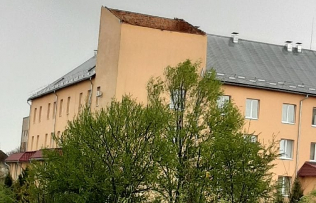 Ураган на Закарпатье срывал крыши и оставил без света целые города: фото и видео разрушений