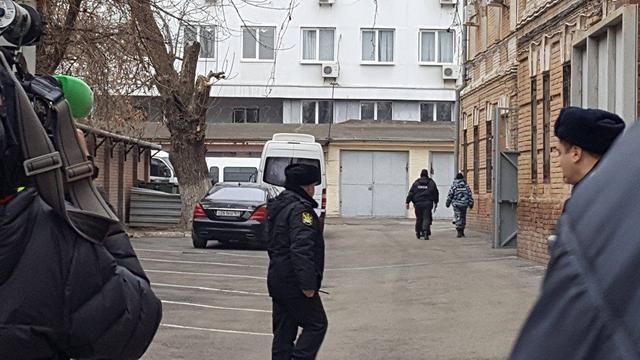 Допрос Януковича: кортеж экс-президента прибыл к зданию ростовского суда