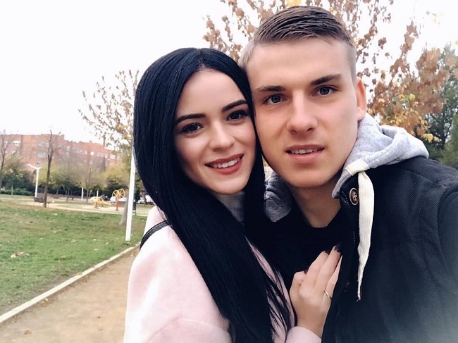 20-летний украинский футболист позвал любимую замуж посреди поля (фото)