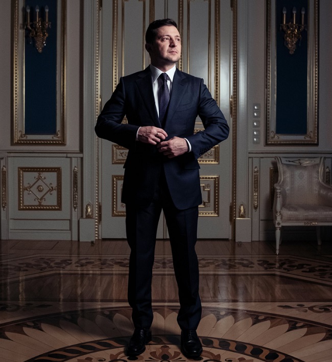 Зеленский появился на обложке The Guardian: сидит на столе и смеется