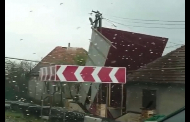 Ураган на Закарпатье срывал крыши и оставил без света целые города: фото и видео разрушений