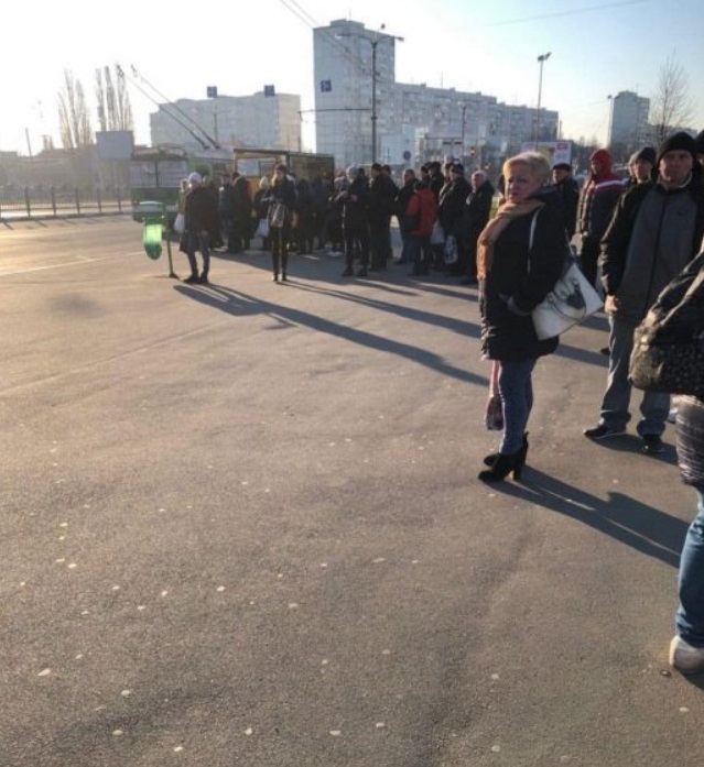 Украина погрузилась в транспортный коллапс: по 10 человек и все в масках