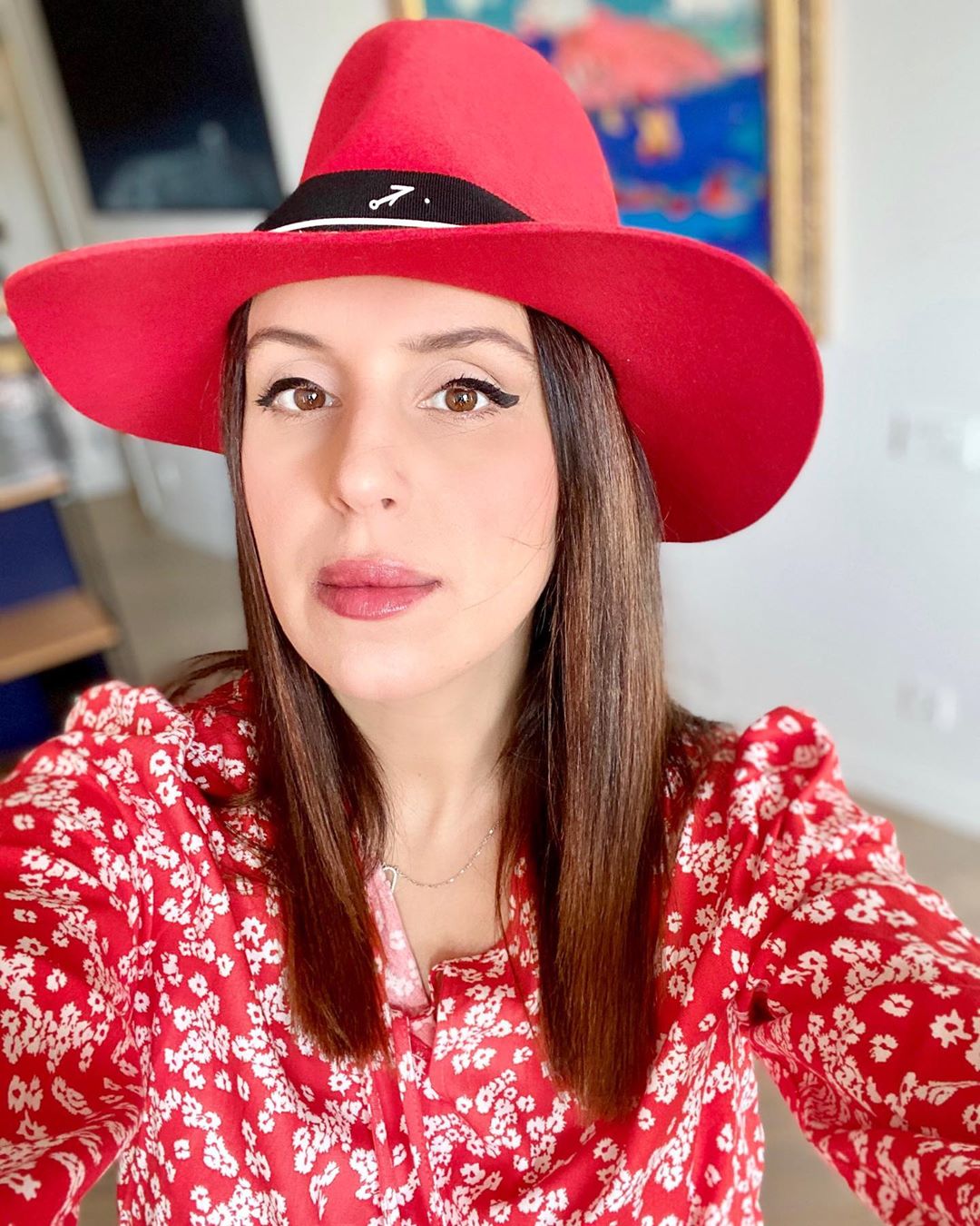 Невероятно красивая: Джамала в красном платье и шляпке показала "карантинную моду"