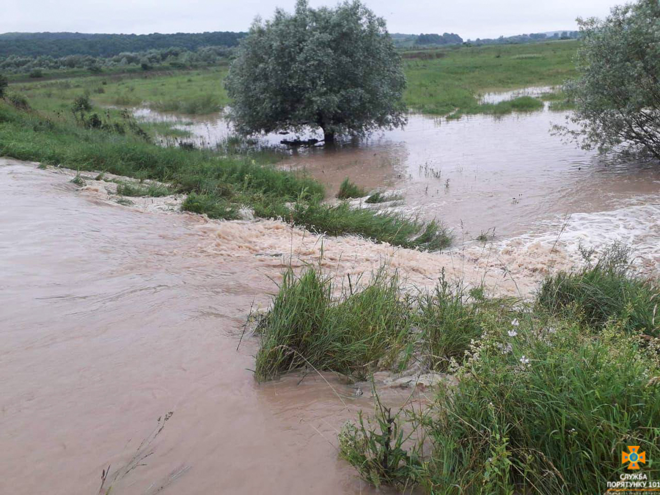 Под Тернополем река перелилась через дамбу: людей эвакуируют