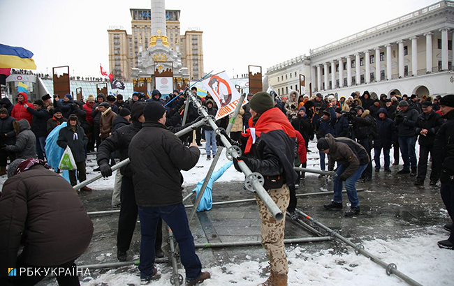 В центре Киева активисты начали разбирать конструкции на Майдане