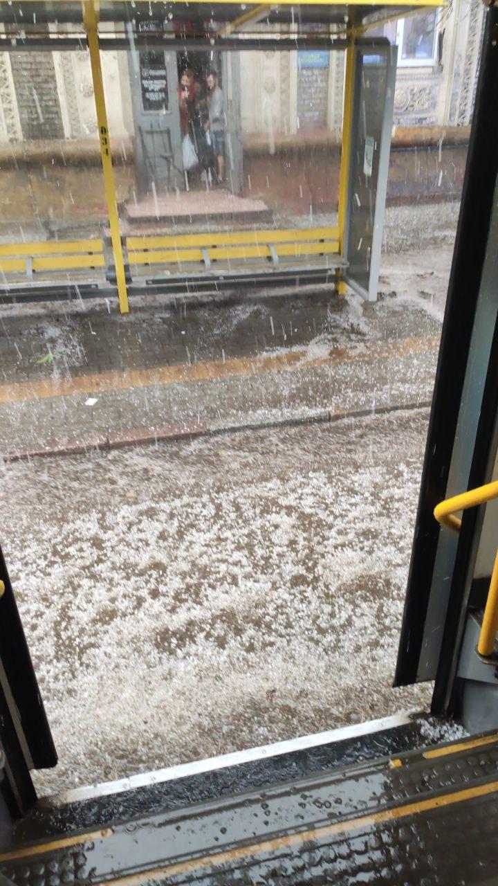 Потужна злива з градом перетворила вулиці Дніпра в засніжені річки: фото та відео