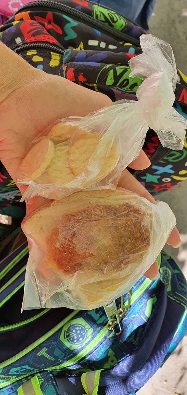 Сухая булка с маслом и гнилое яблоко: чем кормят детей в украинских школах