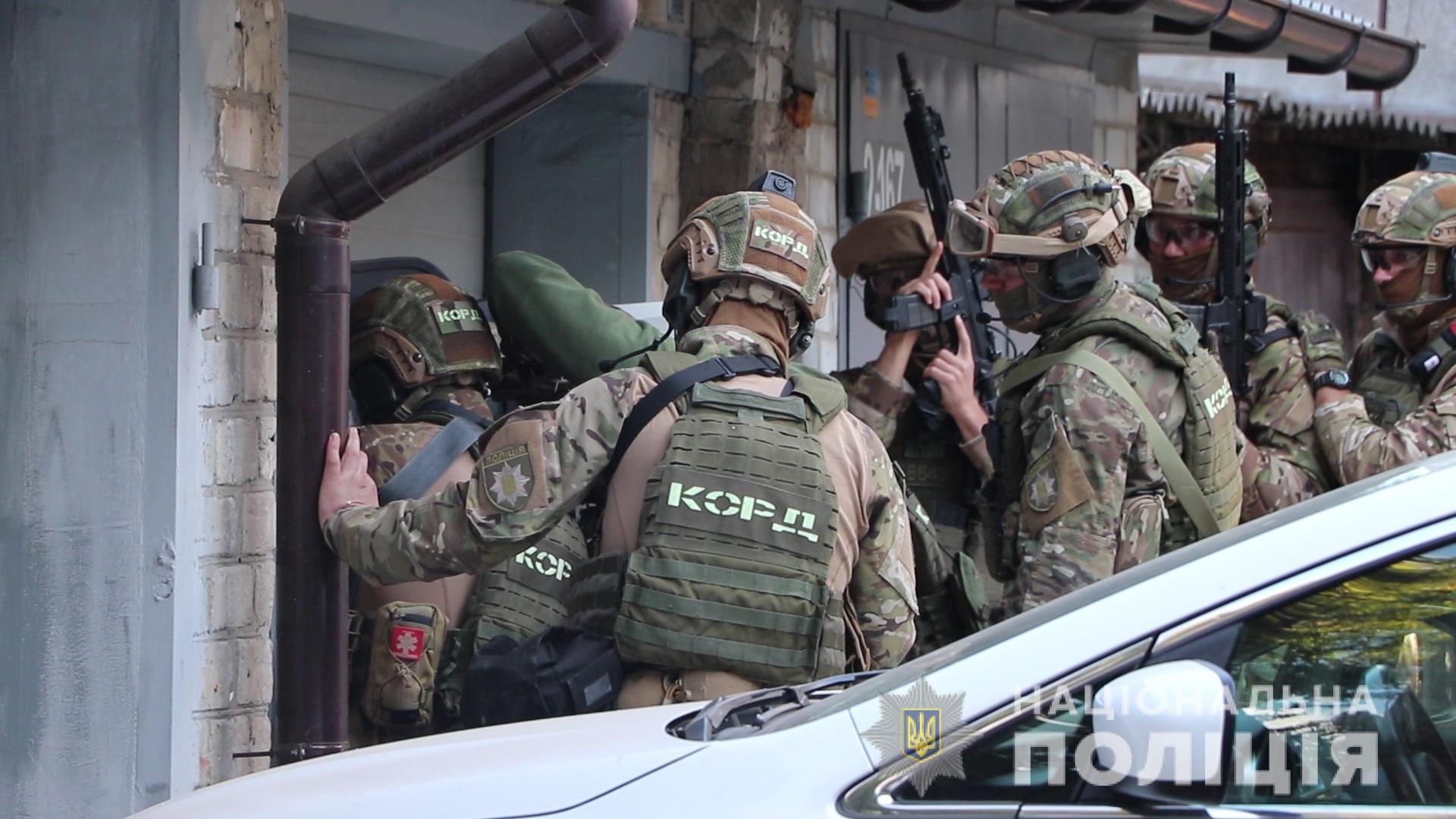 У центрі Харкова чоловік підірвав себе у дорогій іномарці: усі деталі