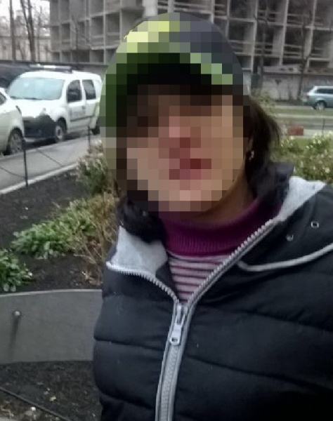 У Києві біля станції метро чоловік дістав поранення ножем