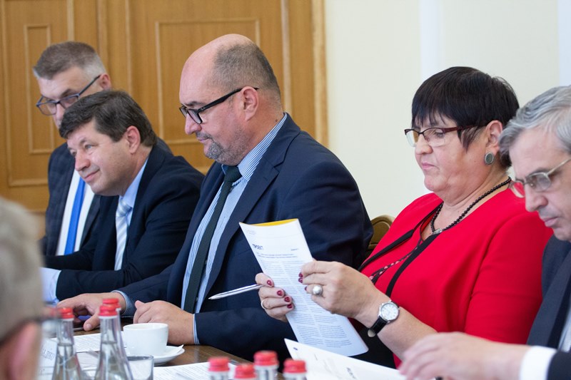 МОН начало переговоры с венгерской общиной о языковой статье закона об образовании