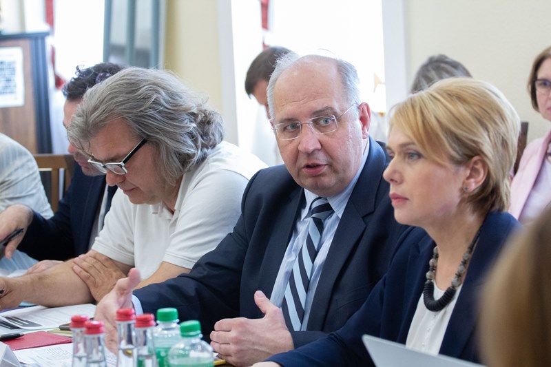 МОН начало переговоры с венгерской общиной о языковой статье закона об образовании