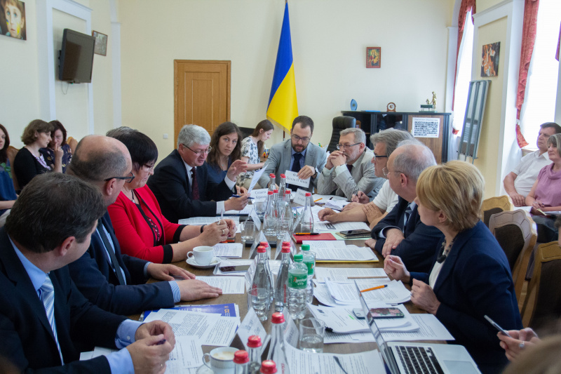 МОН начало переговоры с венгерской общиной о языковой статье закона об образовании