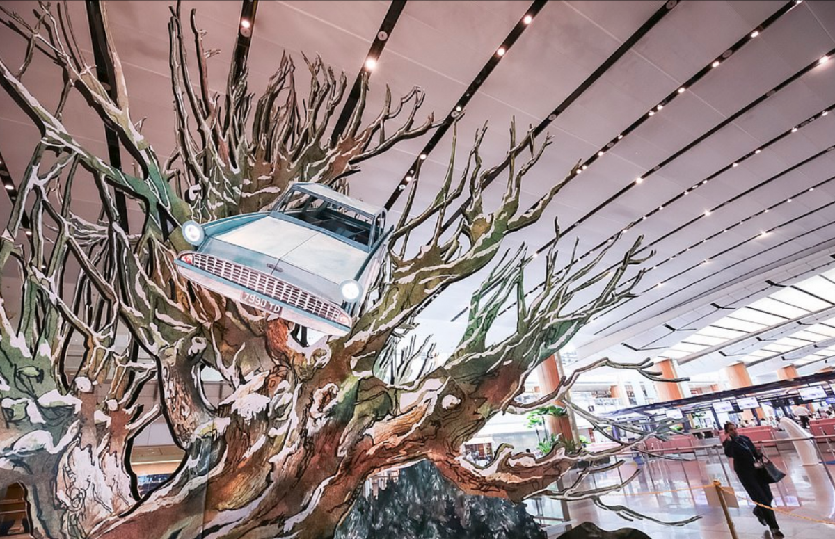 Аэропорт в Сингапуре украсили к Рождеству в стиле Гарри Поттера