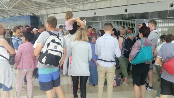 Застряли в аэропорту "Борисполь": сотни украинцев с детьми не могут улететь на отдых