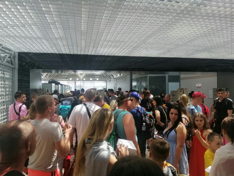 Застряли в аэропорту "Борисполь": сотни украинцев с детьми не могут улететь на отдых