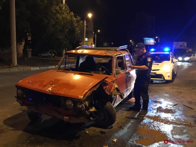 В Одесі авто протаранило зупинку: люди дивом врятувалися