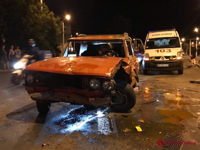 В Одесі авто протаранило зупинку: люди дивом врятувалися