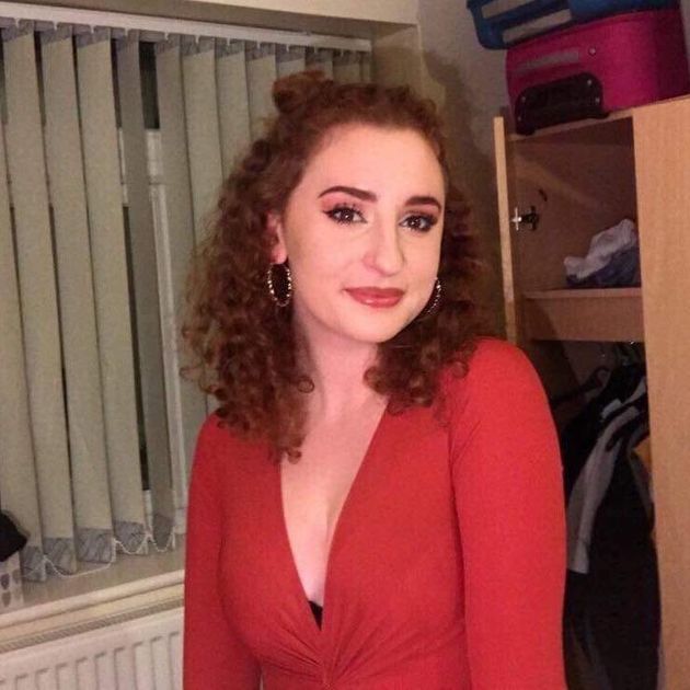 На відомому курорті 19-річна дівчина випала з літака під час польоту