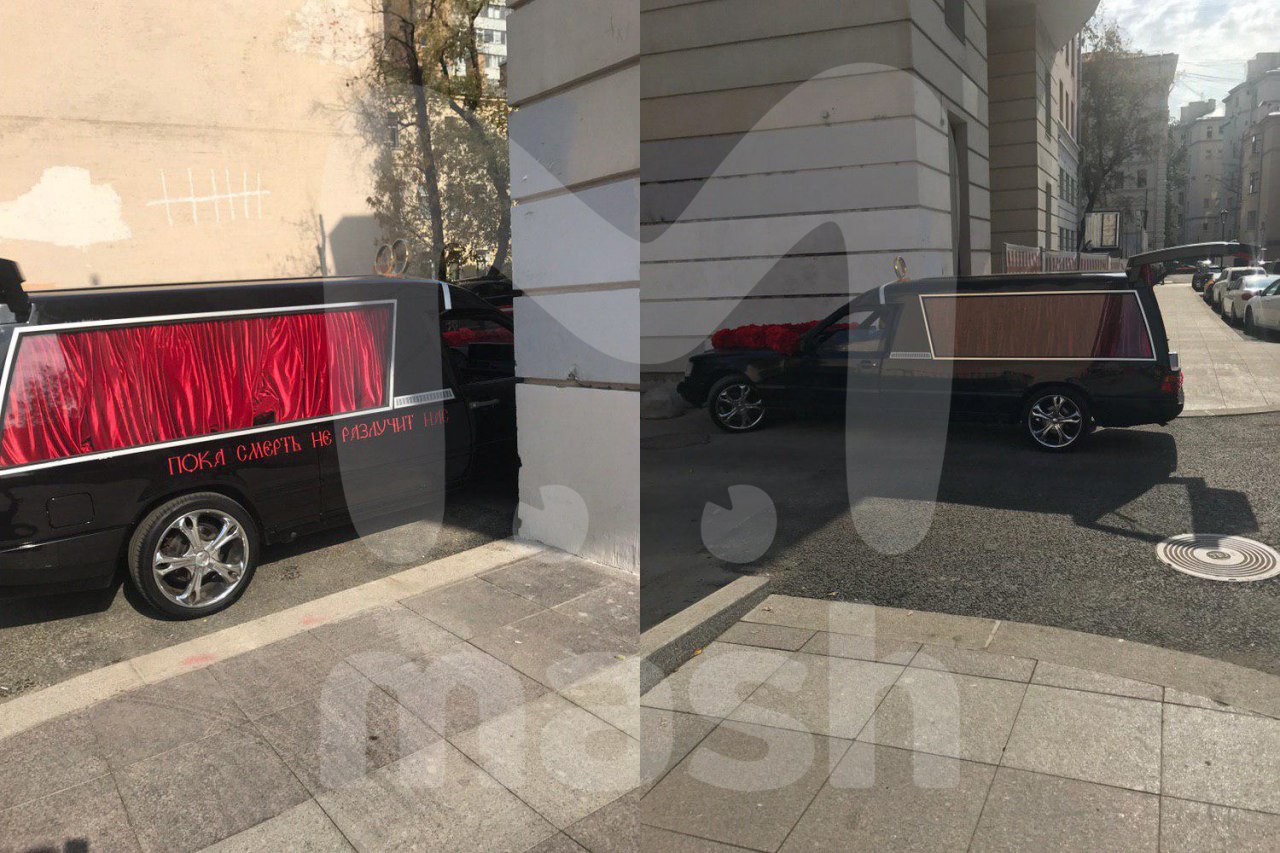 Белое платье, браслеты и катафалк: Ксения Собчак выходит замуж (фото, видео)